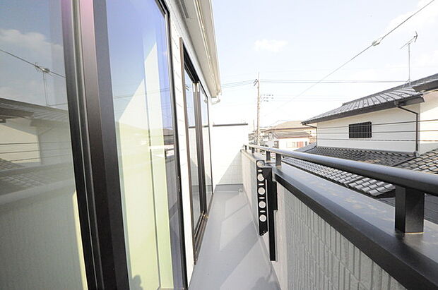 陽ざしが差込む明るいバルコニー。奥行きのあるバルコニーはお洗濯時に助かります。