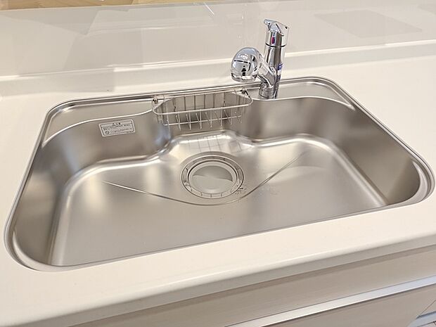 キッチンシンクには、いつでも綺麗なお水が利用できる「浄水機能付き水栓」を装備！