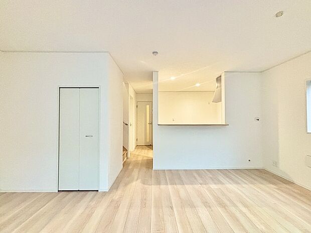 家族団欒のリビング。陽光差し込む食卓には家族の会話とスマイルが溢れます。いつまでもここで食卓を囲みたくなる、そう感じさせてくれるスペース。 