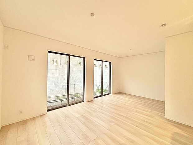 家族の集うリビングには色々な方向から光が差し込む設計に。家族のコミュニケーションが弾むスポットだから明るい雰囲気であってほしい。 