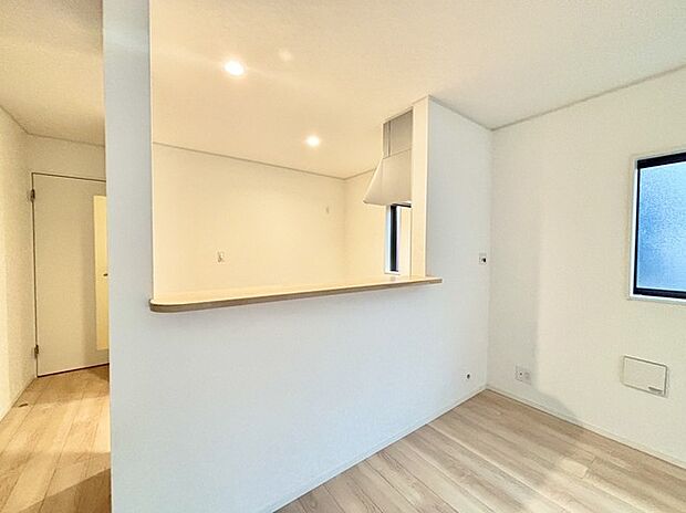 家族が一番集まる場所だから広々としつつも素敵な空間であって欲しい。皆がくつろぐリビングからキッチンまでが一つに繋がる空間。 