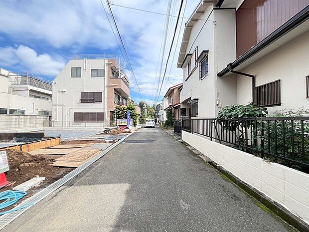 戸建てが立ち並ぶ静かな住宅街。四季折々の移り変わりを感じながら自然と楽しみ、暮らす、そんな毎日を日々の中で感じられる住環境 