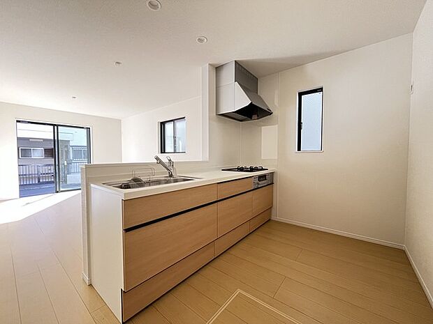 リビングにいる家族の顔が見渡せるカウンターキッチン。お料理もより一層おいしく、楽しく。食器棚を背面に設置しても十分な広さを確保しています。 