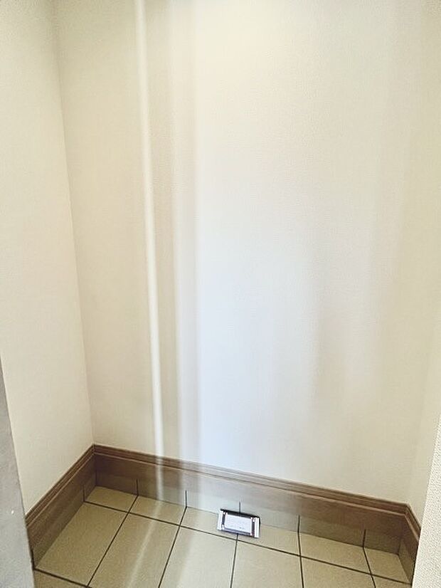 土間収納付きでベビーカーやゴルフバック、お子様のおもちゃもスッキリ収納できます。