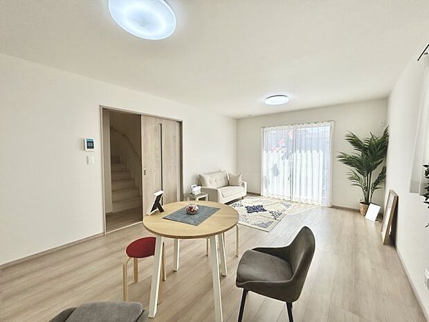 家族や友人、両親、親戚とこれから沢山の時間を紡ぐのだろう。そこを彩るのは窓から見える青い空、心地よい緑。そんなイメージが膨らむリビングスペース。