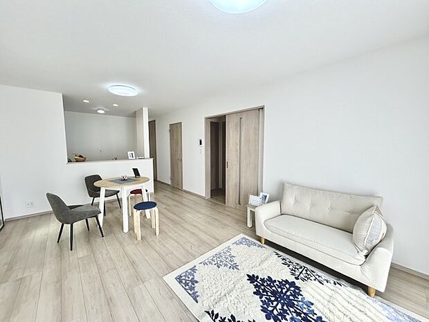 夕食の時間。家族、友人、両親、親戚との会話がより料理を美味しくしてくれる。あっという間に時間が過ぎてしまう居心地の良さは、普段はほっとする空間としてここにあります。