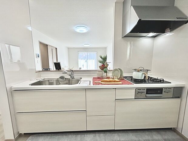 家族が一番集まる場所だから広々としつつも素敵な空間であって欲しい。皆がくつろぐリビングからキッチンまでが一つに繋がる空間。