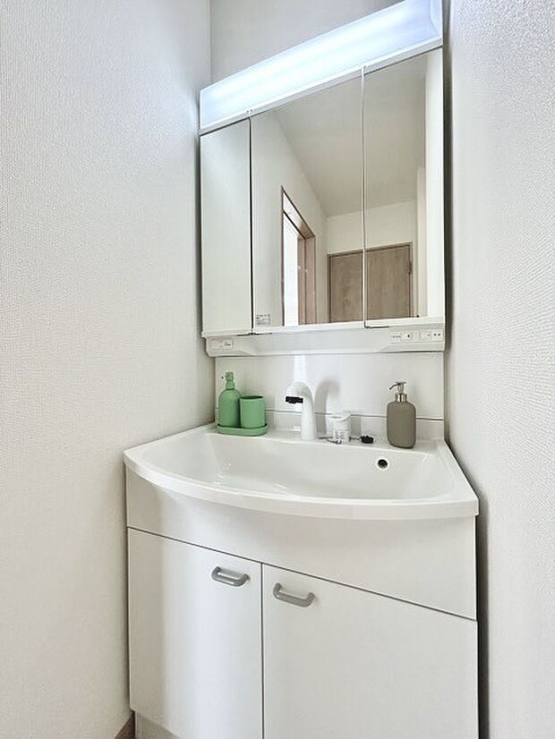 お出かけ前の身だしなみに一歩差がつく三面鏡。ミラー裏にはたっぷり収納もございます。