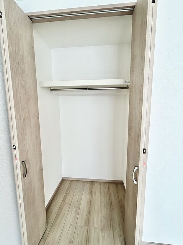 広々収納で、仕事着、普段着をまとめて収納できます。