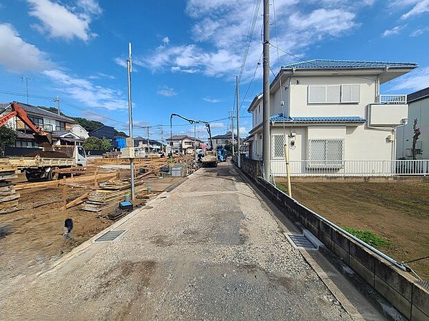 戸建てが立ち並ぶ静かな住宅街。四季折々の移り変わりを感じながら自然と楽しみ、暮らす、そんな毎日を日々の中で感じられる住環境 