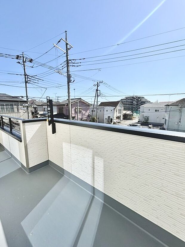 陽ざしが差込む明るいバルコニー。奥行きのあるバルコニーはお洗濯時に助かります。