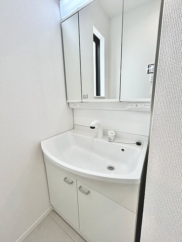 お出かけ前の身だしなみに一歩差がつく三面鏡。ミラー裏にはたっぷり収納もございます。