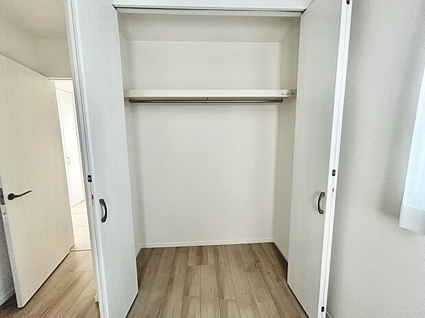 衣類の整理整頓に嬉しいクローゼット付きのお部屋。お子様のお部屋としても便利です。