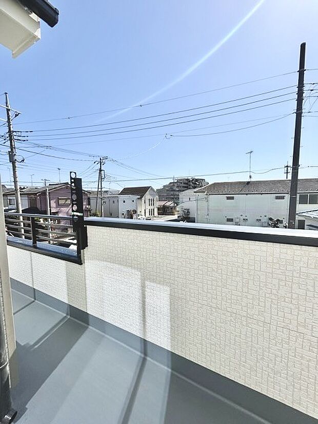 陽ざしが差込む明るいバルコニー。奥行きのあるバルコニーはお洗濯時に助かります。