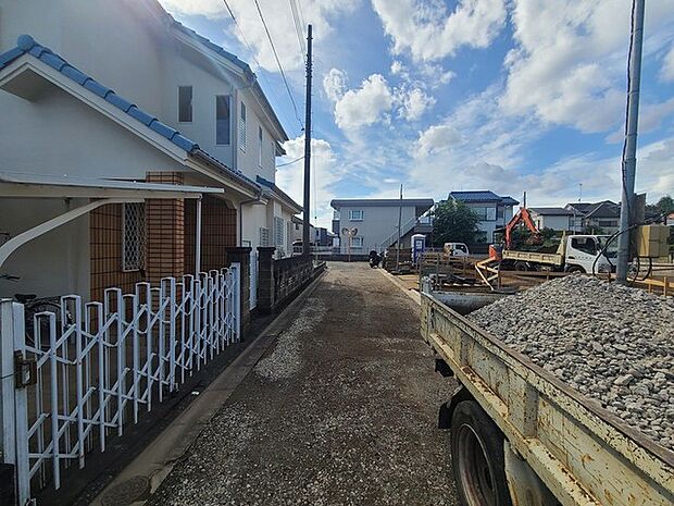 戸建てが立ち並ぶ静かな住宅街。四季折々の移り変わりを感じながら自然と楽しみ、暮らす、そんな毎日を日々の中で感じられる住環境