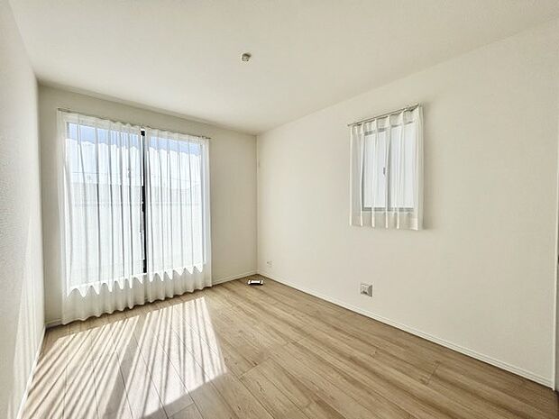 大きな開口部から明るい光が差し込む、日中の室内の明るさがこの部屋の魅力です。