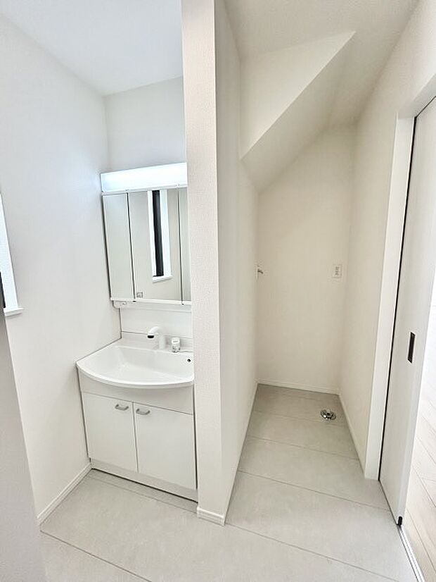 ゆとりの洗面スペースで朝の身支度もスムーズに行えます。