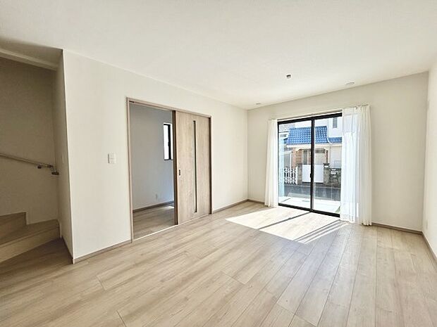 家族団欒のリビング。陽光差し込む食卓には家族の会話とスマイルが溢れます。いつまでもここで食卓を囲みたくなる、そう感じさせてくれるスペース。