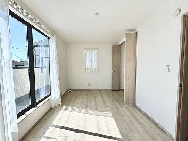 大きな開口部から明るい光が差し込む、日中の室内の明るさがこの部屋の魅力です。