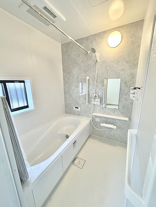 一緒にお風呂に入っている子供達の声がリビングまで聞こえてきそうな広々とした1坪バス