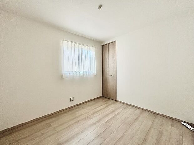 どんな家具にでも相性が良い清潔感ある白色調のクロスを採用。主張しすぎない配色、耐久性にも優れた床材は日々のメンテナンスも楽に、快適に過ごして頂けるよう考えられています。