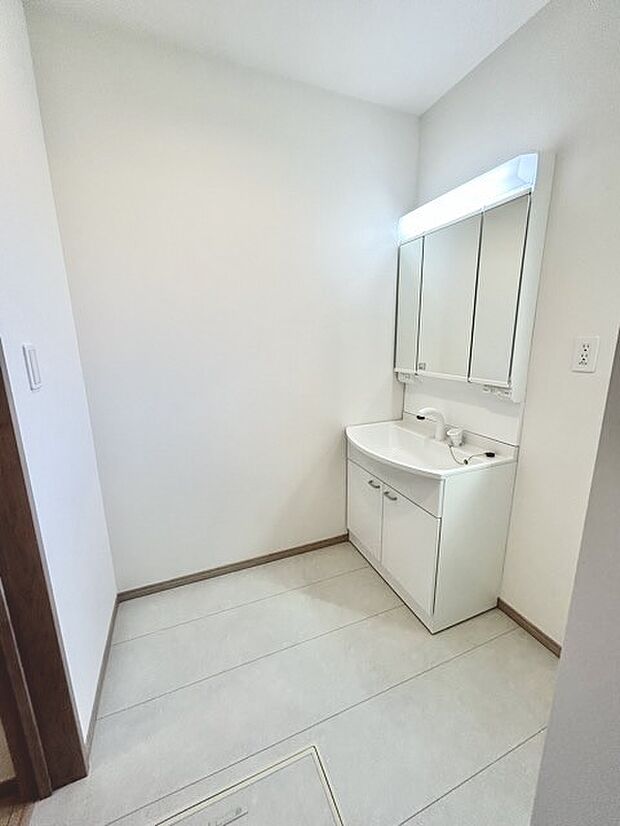 ゆとりの洗面スペースで朝の身支度もスムーズに行えます。