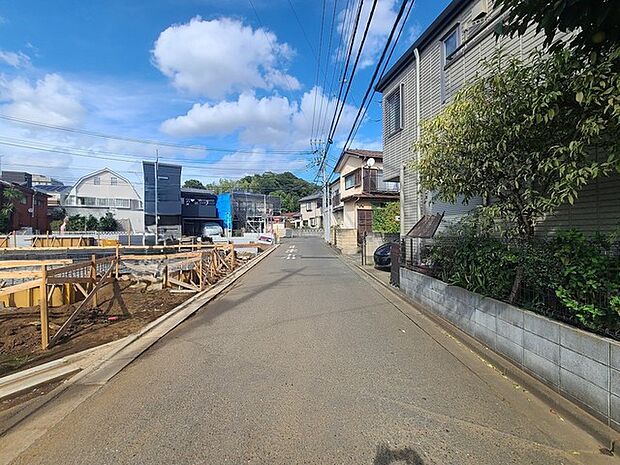 戸建てが立ち並ぶ静かな住宅街。四季折々の移り変わりを感じながら自然と楽しみ、暮らす、そんな毎日を日々の中で感じられる住環境 