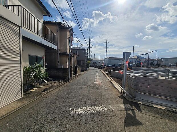 戸建てが立ち並ぶ静かな住宅街。四季折々の移り変わりを感じながら自然と楽しみ、暮らす、そんな毎日を日々の中で感じられる住環境 