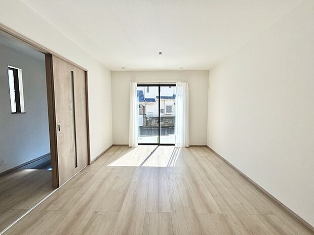 家族や友人、両親、親戚とこれから沢山の時間を紡ぐのだろう。そこを彩るのは窓から見える青い空、心地よい緑。そんなイメージが膨らむリビングスペース。