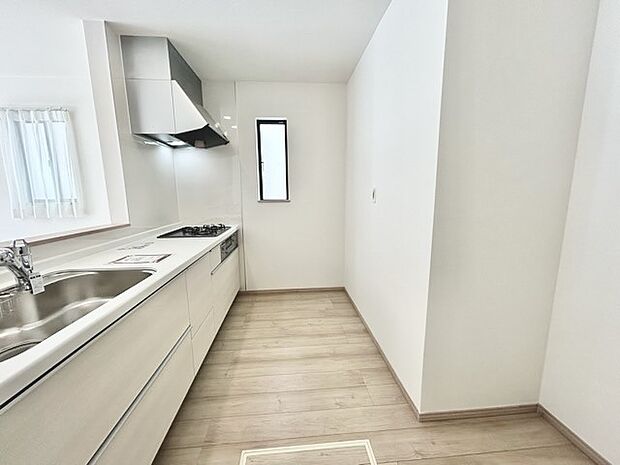 家族が一番集まる場所だから広々としつつも素敵な空間であって欲しい。皆がくつろぐリビングからキッチンまでが一つに繋がる空間。