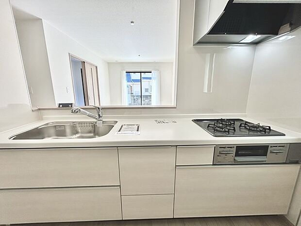 家族団欒のリビング。陽光差し込む食卓には家族の会話とスマイルが溢れます。いつまでもここで食卓を囲みたくなる、そう感じさせてくれるスペース。