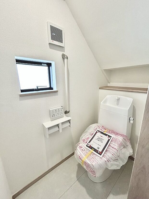 ウォシュレット機能付きのトイレ。換気のしやすい窓付きで、収納もあり実用性も兼ね備えた造り。
