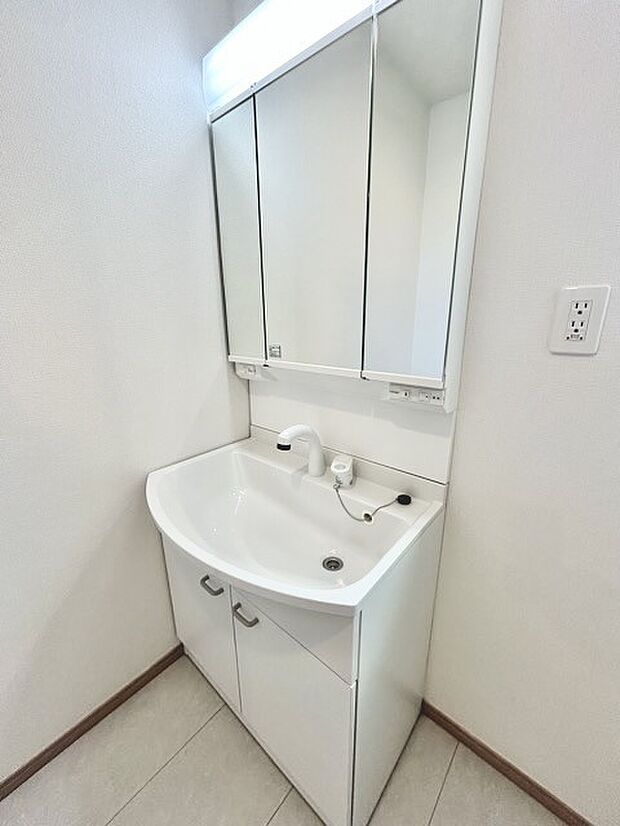 お出かけ前の身だしなみに一歩差がつく三面鏡。ミラー裏にはたっぷり収納もございます。