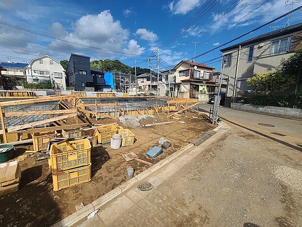 戸建てが立ち並ぶ静かな住宅街。四季折々の移り変わりを感じながら自然と楽しみ、暮らす、そんな毎日を日々の中で感じられる住環境
