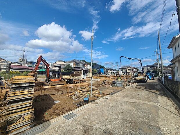 戸建てが立ち並ぶ静かな住宅街。四季折々の移り変わりを感じながら自然と楽しみ、暮らす、そんな毎日を日々の中で感じられる住環境