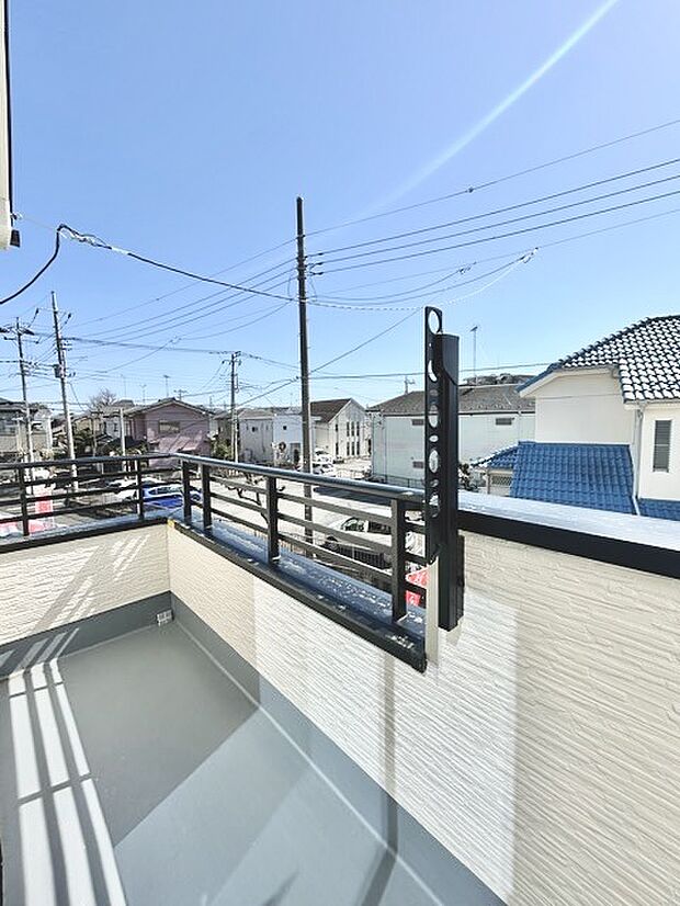 陽ざしが差込む明るいバルコニー。奥行きのあるバルコニーはお洗濯時に助かります。