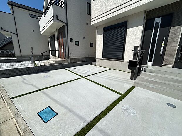 セカンドカーや来客時にも便利なカースペース2台分ございます。