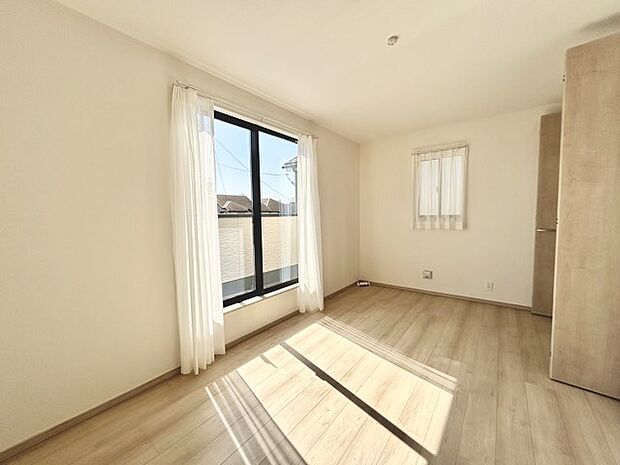 大きな開口部から明るい光が差し込む、日中の室内の明るさがこの部屋の魅力です。