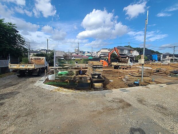 戸建てが立ち並ぶ静かな住宅街。四季折々の移り変わりを感じながら自然と楽しみ、暮らす、そんな毎日を日々の中で感じられる住環境