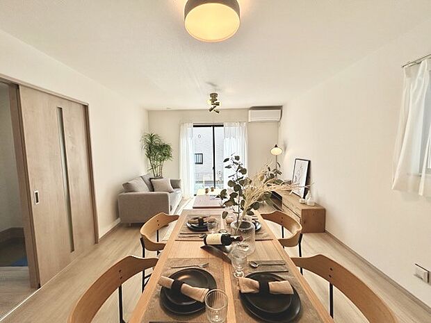 家族の集うリビングには色々な方向から光が差し込む設計に。家族のコミュニケーションが弾むスポットだから明るい雰囲気であってほしい。