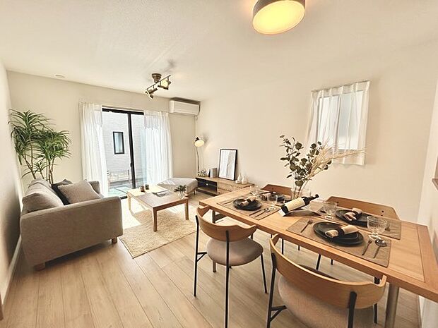 夕食の時間。家族、友人、両親、親戚との会話がより料理を美味しくしてくれる。あっという間に時間が過ぎてしまう居心地の良さは、普段はほっとする空間としてここにあります。