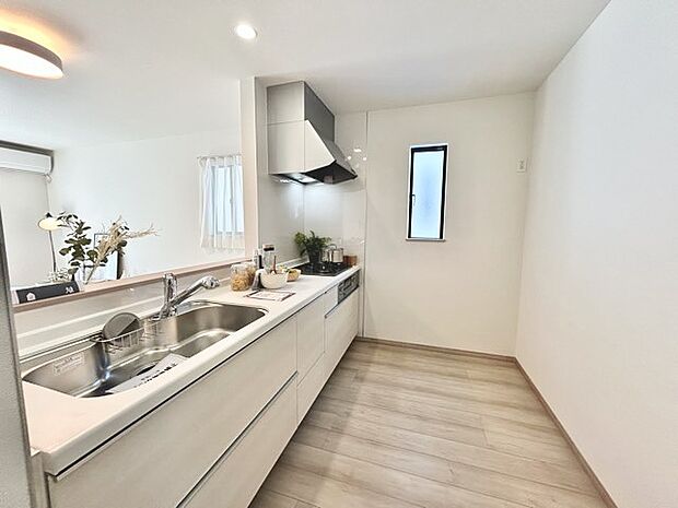 家族が一番集まる場所だから広々としつつも素敵な空間であって欲しい。皆がくつろぐリビングからキッチンまでが一つに繋がる空間。