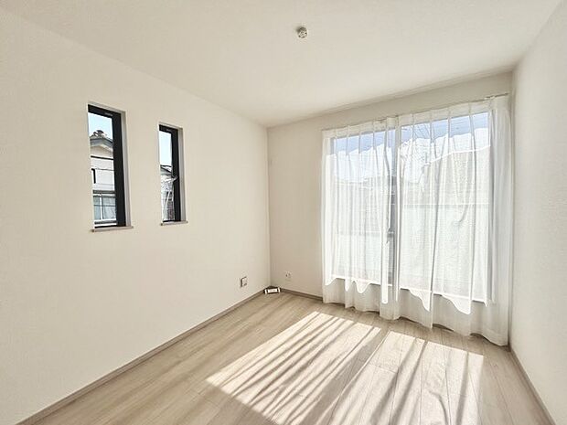 大きな開口部から明るい光が差し込む、日中の室内の明るさがこの部屋の魅力です。