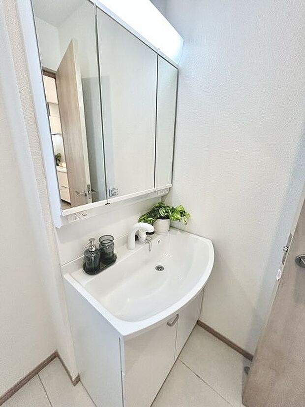 お出かけ前の身だしなみに一歩差がつく三面鏡。ミラー裏にはたっぷり収納もございます。