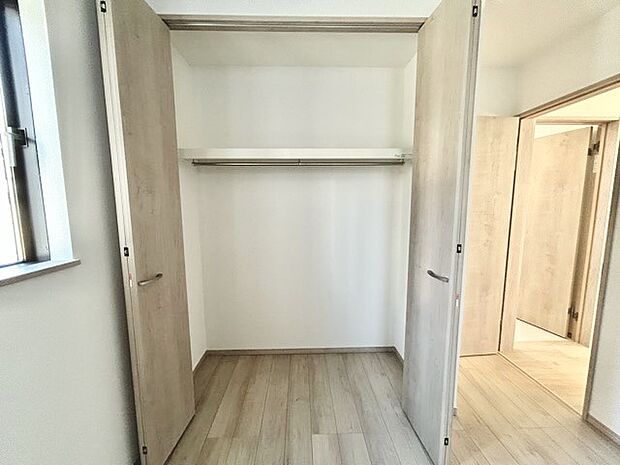 広々収納で、仕事着、普段着をまとめて収納できます。