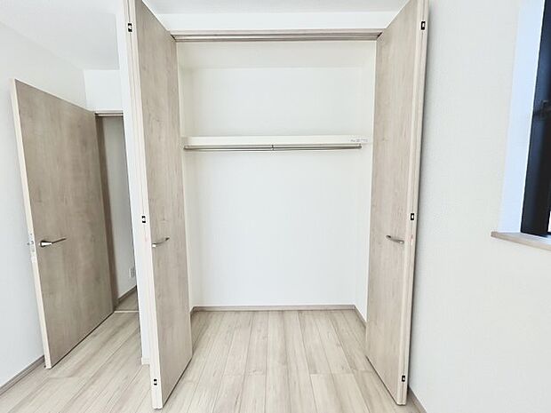 衣類の整理整頓に嬉しいクローゼット付きのお部屋。お子様のお部屋としても便利です。