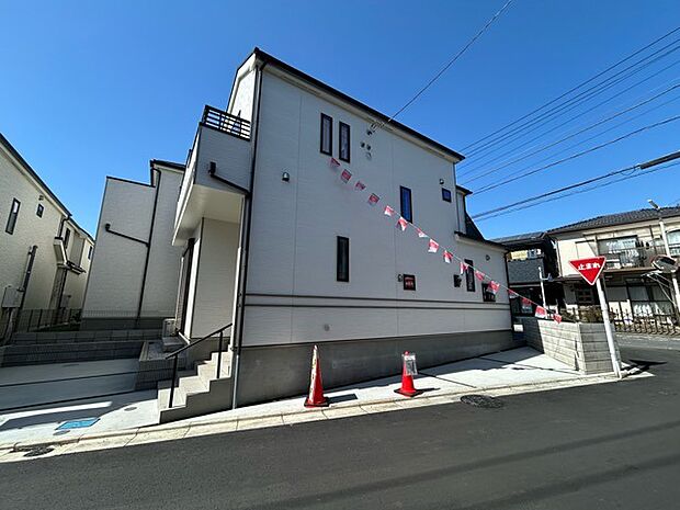 戸建てが立ち並ぶ静かな住宅街。四季折々の移り変わりを感じながら自然と楽しみ、暮らす、そんな毎日を日々の中で感じられる住環境