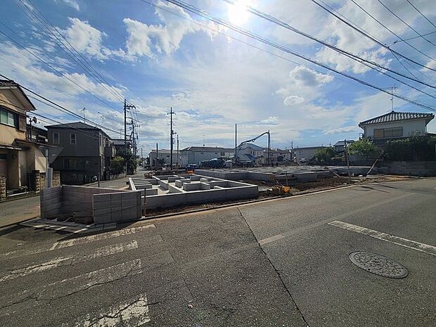 戸建てが立ち並ぶ静かな住宅街。四季折々の移り変わりを感じながら自然と楽しみ、暮らす、そんな毎日を日々の中で感じられる住環境 