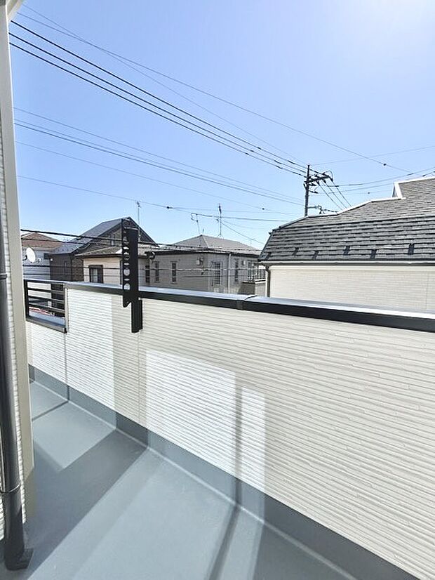 陽ざしが差込む明るいバルコニー。奥行きのあるバルコニーはお洗濯時に助かります。