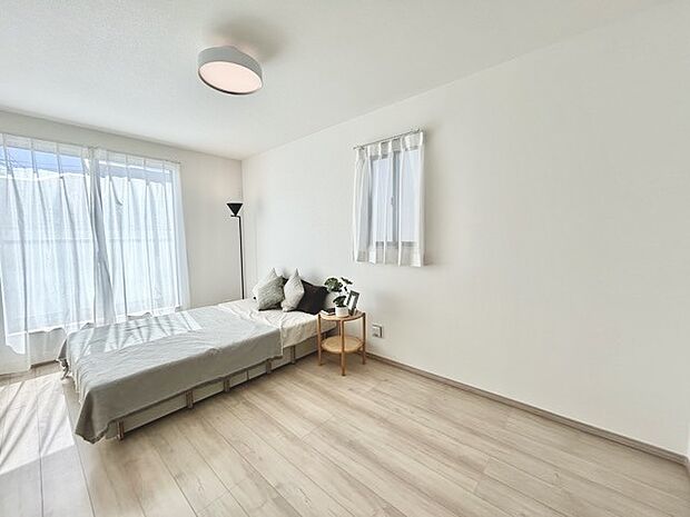 どんな家具にでも相性が良い清潔感ある白色調のクロスを採用。主張しすぎない配色、耐久性にも優れた床材は日々のメンテナンスも楽に、快適に過ごして頂けるよう考えられています。